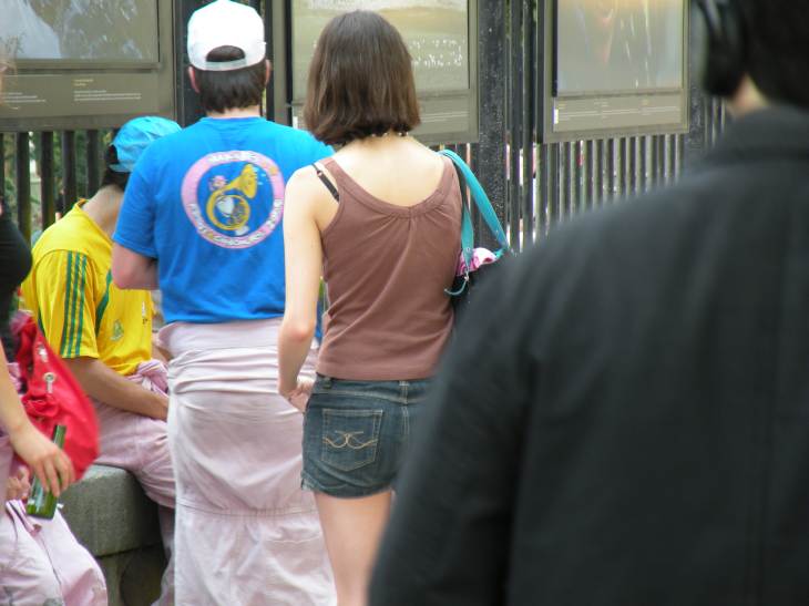  fille en short et débardeur
